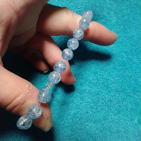 Goldtone blue beaded cracked glass white flower floral stretch bracelet - Picture 2 of 4